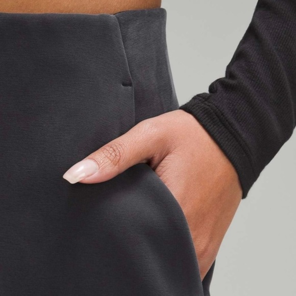 Lululemon sz 6 Softstreme High-Rise Midi Skirt
Black, new without tags - Picture 9 of 13